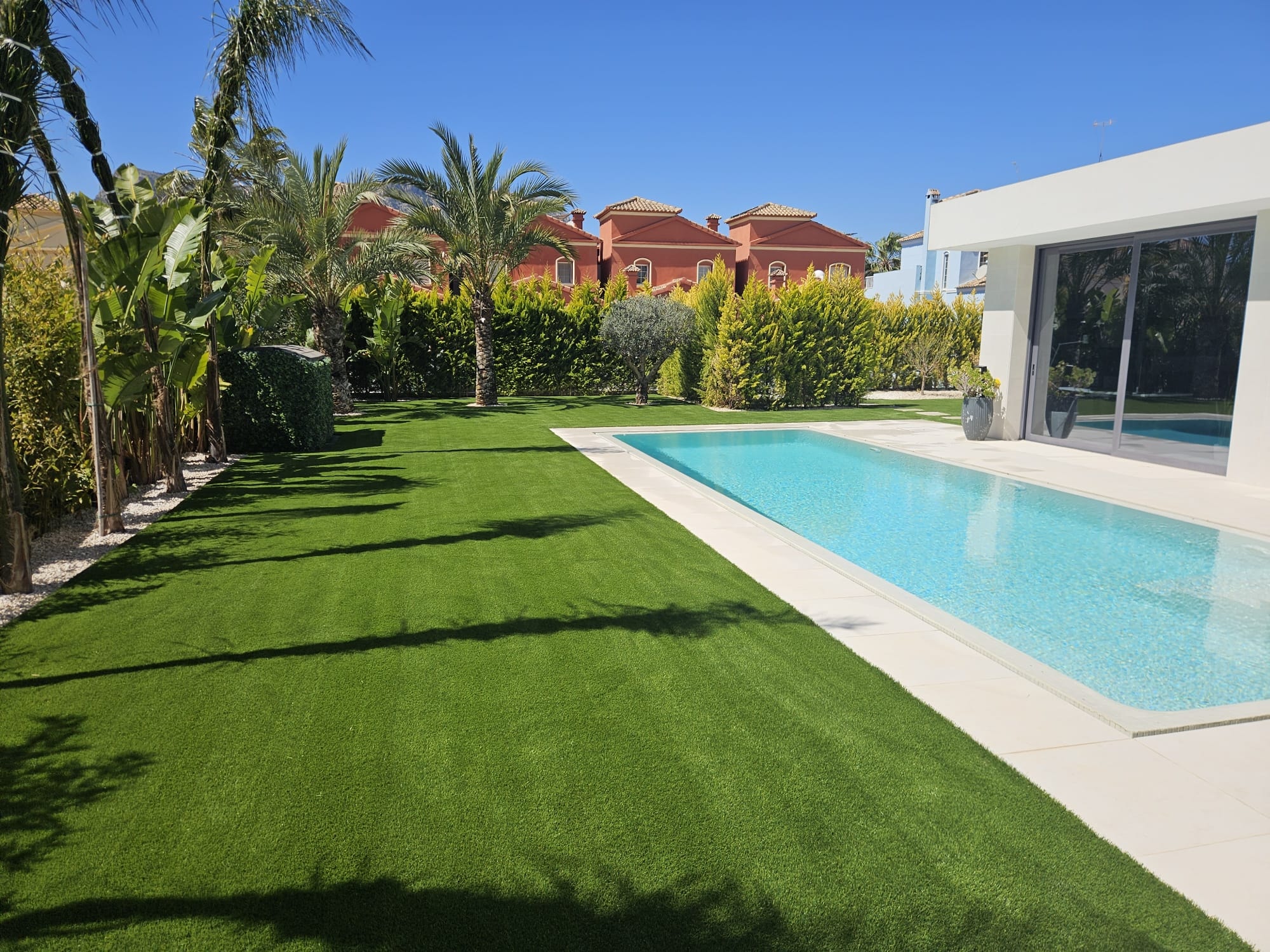 Artificial Grass By Swimming Pools