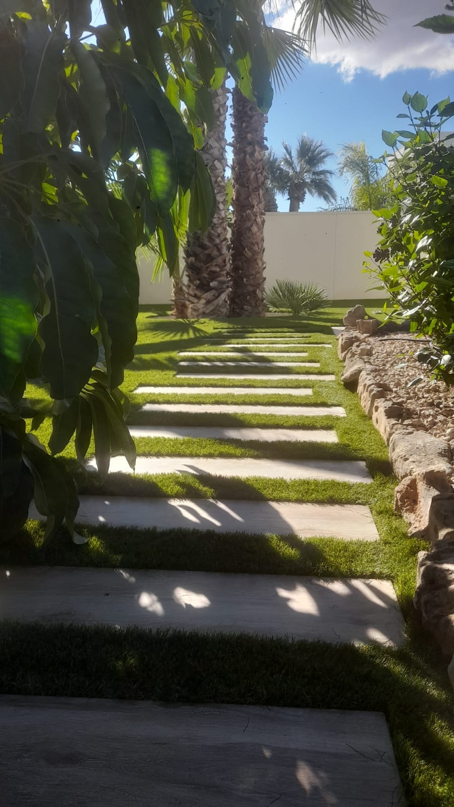 Stepping stones in premium artificial grass Spain