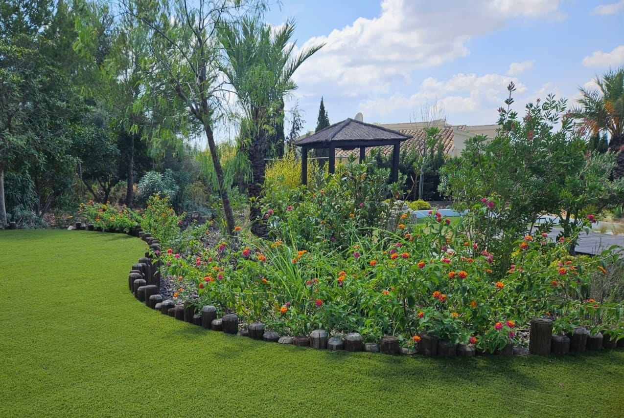 Garden with flowering borders, gazebo and artificial grass Costa Blanca